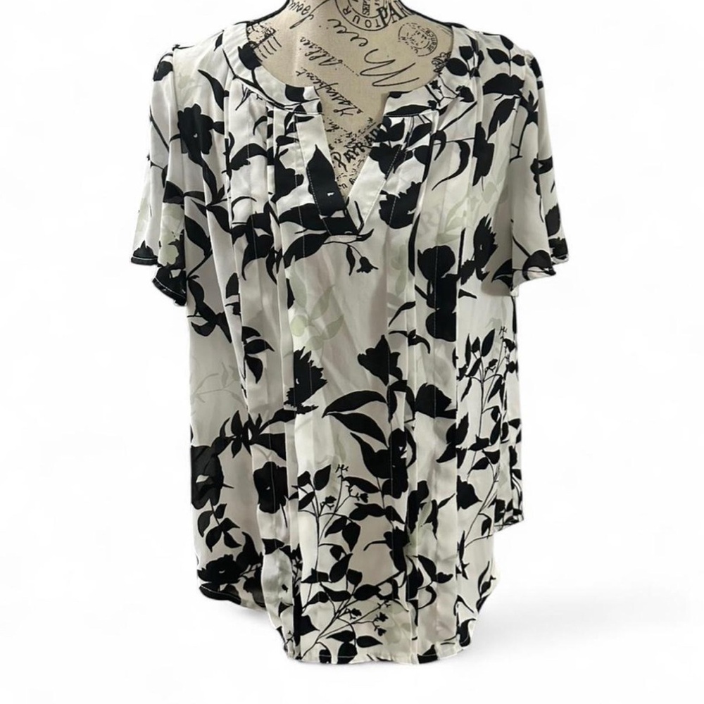 Liz Claiborne Black, White & Green Floral Pleated Blouse – Cottagecore Vibes 🌿